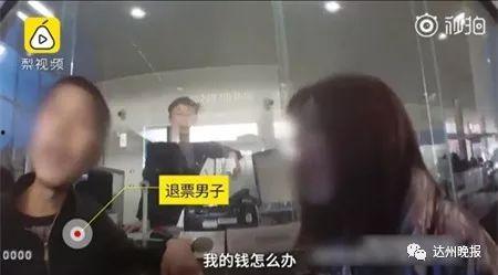 男子爆料家冒水视频,揭秘水管爆裂紧急应对 第2张 男子爆料家冒水视频,揭秘水管爆裂紧急应对 第2张